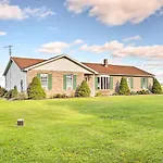 Charming Lewisburg Home With Hot Tub And Games!