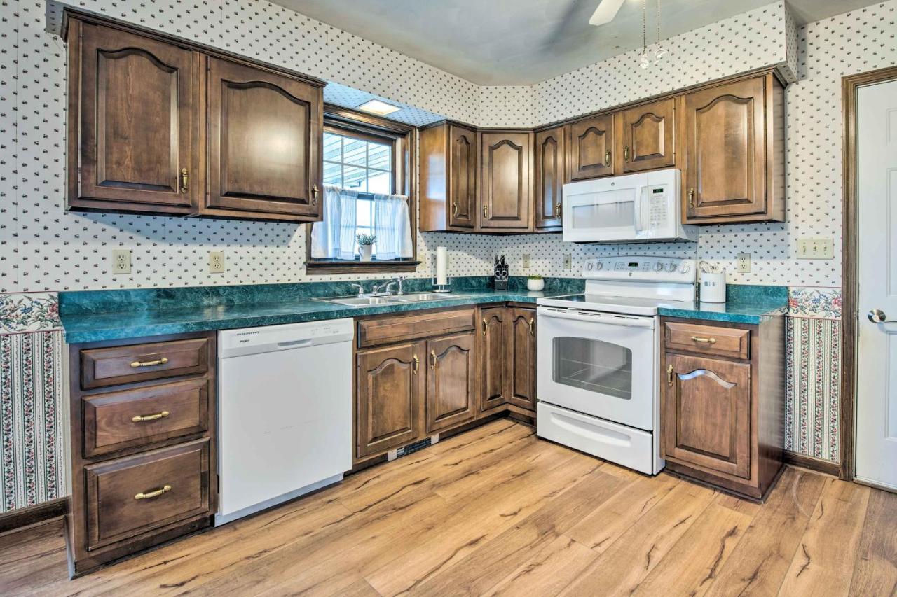 Charming With Hot Tub And Games!