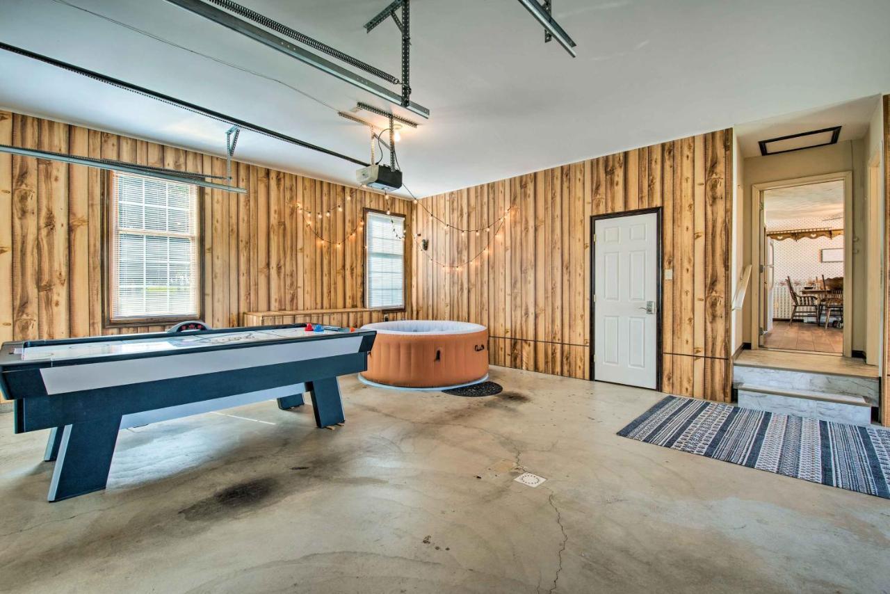 Charming With Hot Tub And Games! Holiday home